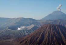 Kawah Gn. Bromo, Gn Batok, dan Gn. Semeru
