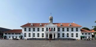 Jakarta History Museum) Fatahillah Square