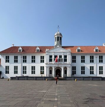 Jakarta History Museum) Fatahillah Square